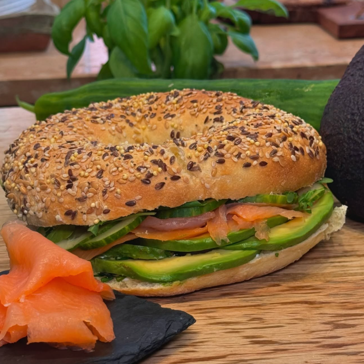 Bagel maison au saumon fumé, concombre et avocat