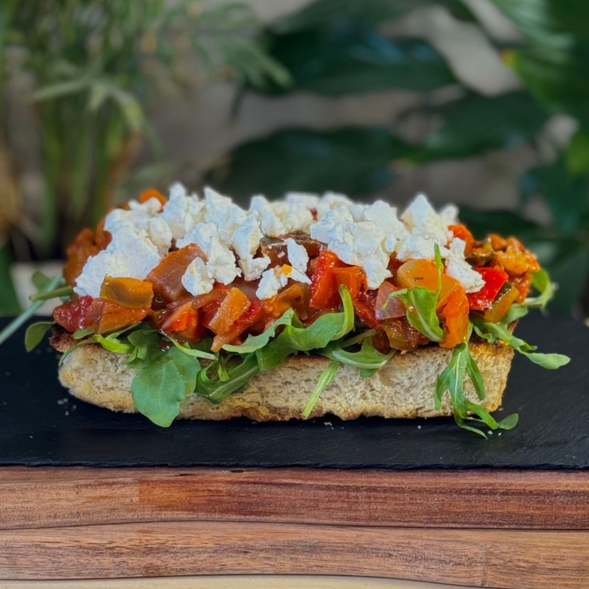 Tartine foccacia à la ratatouille, roquette et féta